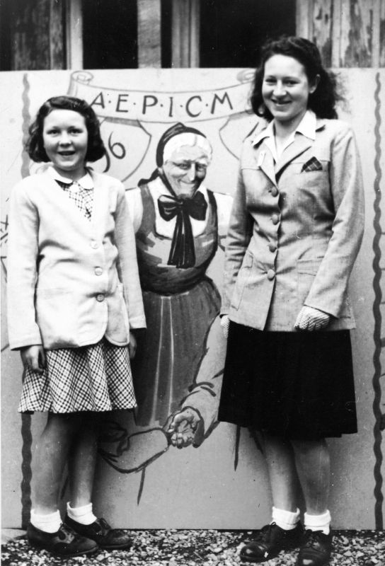 Les enfants Sauldubois devant le tryptique de l'Ecole Pratique de Montbliard en 1946