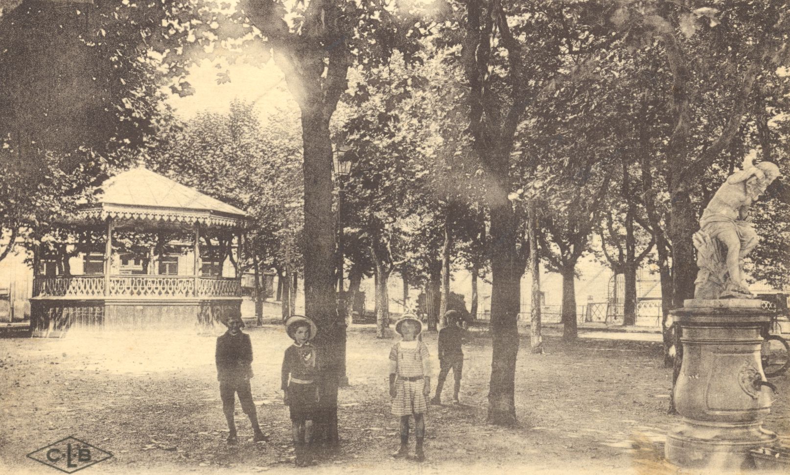 Place de l'enclos avec la fontaine Ninon